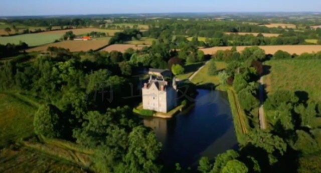 他们28万英镑买下破旧法国古堡翻新，把这做成了价值200万英镑的婚礼场地！