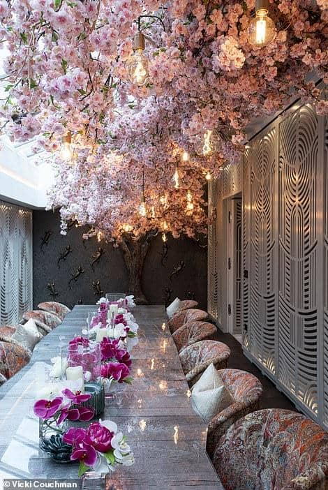 英富豪装修花22亿：樱花树在玻璃天花板盛开，餐桌下是装满鱼的河 - 英中网